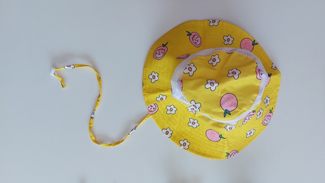 Cappellino da bambino comprato su Temu che non rispetta le normative di sicurezza